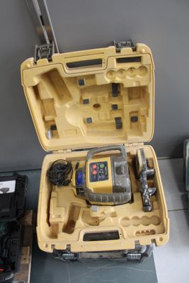 une mallette jaune contenant des outils, posée sur une table