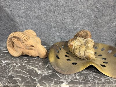 Trois œuvres d'art sont posées sur une table en marbre