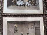 deux photos encadrées représentant des personnes assises à une table dans une pièce