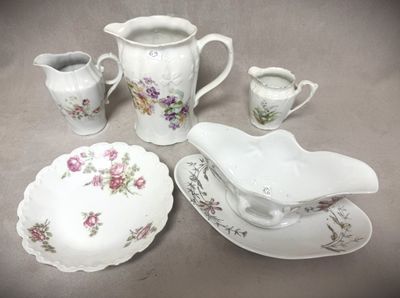 quatre pièces de vaisselle posées sur une table