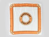 un drapeau orange et blanc sur lequel figurent les mots « Burberry England »