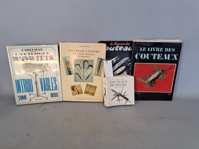 plusieurs livres sont alignés sur une table