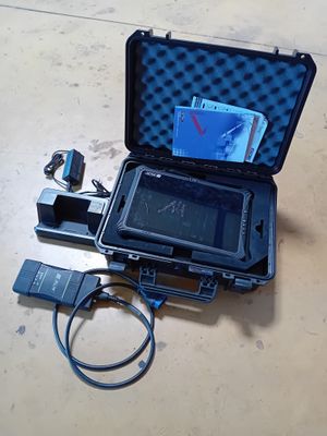une mallette contenant un appareil photo et d'autres objets, posée sur une table