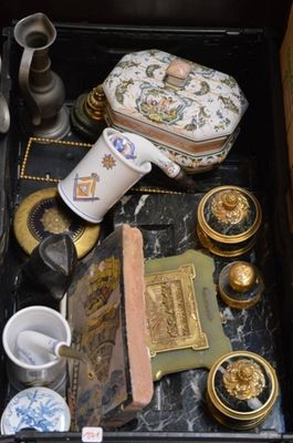 une boîte noire contenant de nombreux objets divers