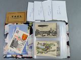 une boîte remplie de cartes postales et d'enveloppes posée sur une table