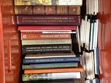 de nombreux livres empilés les uns sur les autres dans une boîte rouge