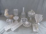 un grand nombre d'objets en verre posés sur une table