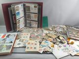 une table sur laquelle sont posés de nombreux timbres
