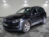 la volkswagen tiguan est garée sur le sol en damier d'un garage
