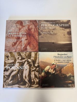 trois livres figurant sur la couverture d'un ouvrage consacré à l'histoire du monde