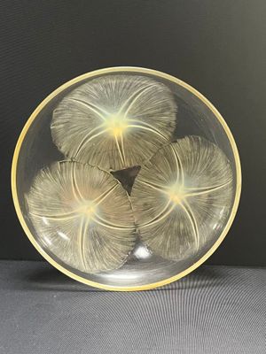 une plaque de verre sur laquelle est représentée une horloge, posée sur une table