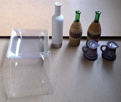 trois bouteilles vides et deux bouteilles vides sur la table