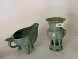 deux vases posés l'un à côté de l'autre sur une table