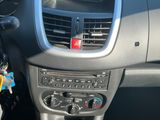le tableau de bord d'une voiture, avec un téléphone portable au centre