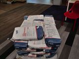 une pile de cartons de ciment posée sur une table
