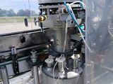 une image d'une machine qui travaille sur une pièce de métal