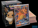 une boîte de cartes Pokémon posée à côté d'une pile de cartes