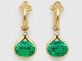 une paire de boucles d'oreilles en émeraude et diamant