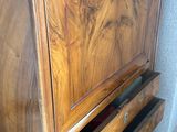 une armoire en bois comportant deux tiroirs