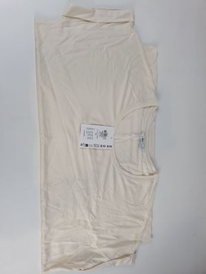 une photo d'un t-shirt blanc avec une étiquette dessus