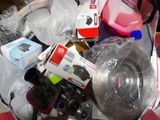 un tas d'objets divers dans un panier posé par terre