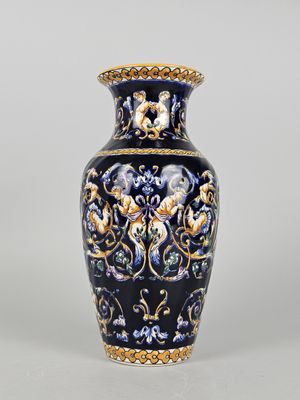 un vase bleu et or orné d'un motif floral
