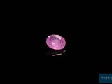 un diamant rose sur fond noir