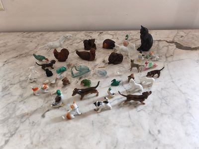 beaucoup de petites figurines qui se trouvent sur la table