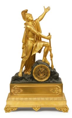une image représentant une horloge en or avec la statue d'un homme tenant une épée