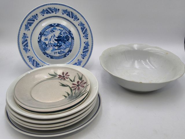 Lot d'assiettes et plat en porcelaine dépareillé