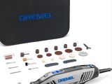 La ponceuse rotative Dremel avec fil est rangée dans un étui