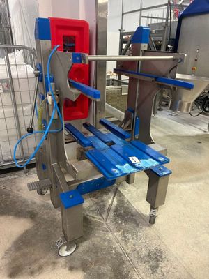 une photo d'une machine en fonctionnement sur un tapis roulant