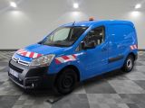 la camionnette bleue est garée sur un sol en damier dans le garage