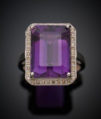 une bague en améthorate et diamants