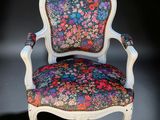 une image représentant une chaise dont l'assise est recouverte d'un tissu à motifs floraux colorés