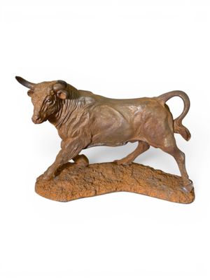 statue d'un taureau posé sur un rocher, sur fond blanc