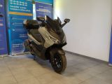 un motocycle garé à l'intérieur d'un bâtiment