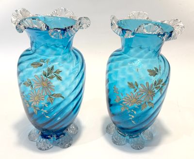 deux vases bleus ornés de motifs dorés