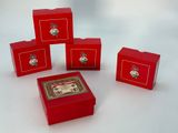 quatre boîtes rouges sur lesquelles figure l'image d'un homme