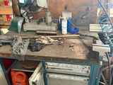 une photo d'un établi dans un garage avec des outils dessus