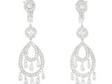 une paire de boucles d'oreilles pendantes en diamants et or blanc