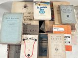 beaucoup de livres posés les uns sur les autres sur la table
