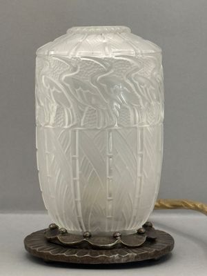 un vase blanc posé sur un socle en bois