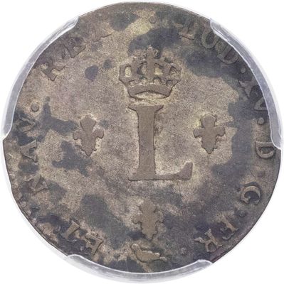 Gros plan sur une pièce de monnaie ornée d'une couronne