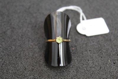 un anneau posé sur un objet noir