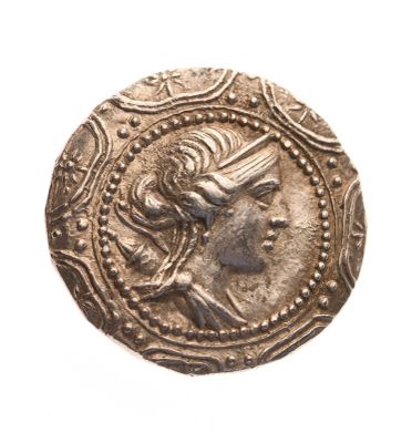 une vieille pièce de monnaie sur laquelle figure l'effigie d'une femme