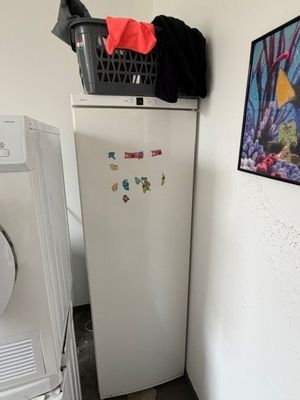 un réfrigérateur blanc dans un coin d'une petite cuisine