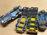 quatre petites voitures posées sur une table