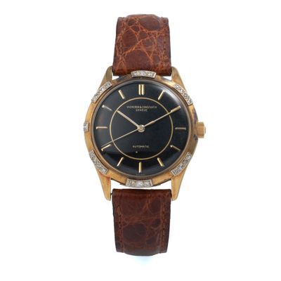 gros plan d'une montre sur fond blanc avec un bracelet marron