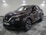 Le SUV Nissan noir est garé dans une pièce dont le sol est en damier.